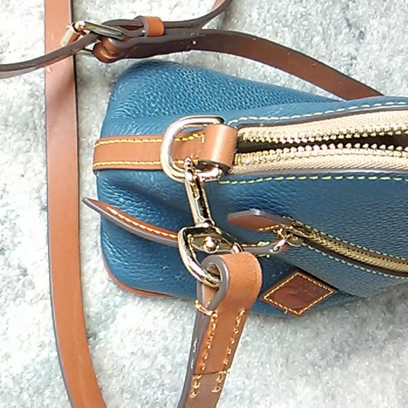 Dooney and Bourke crossbody small - Picture 5 of 6